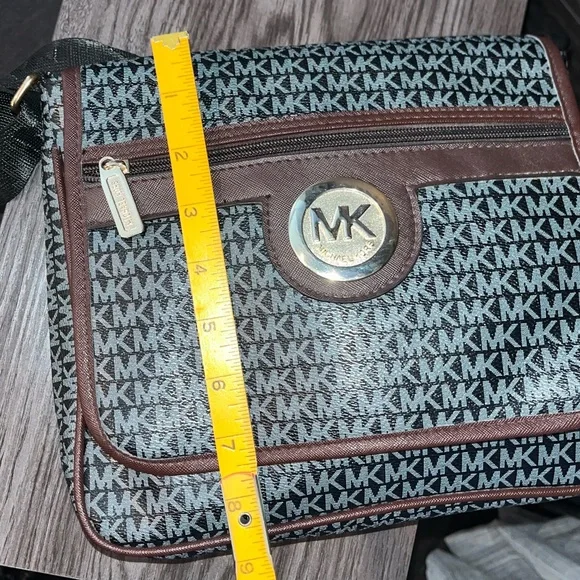 Michael Kors MK Monogram Crossbody Bag Brown Trim Medium Everyday Purse 10.25” - Picture 14 of 15